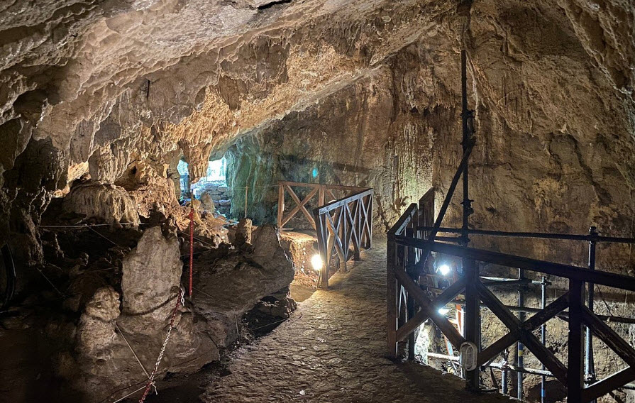 Romito Cave, Italy